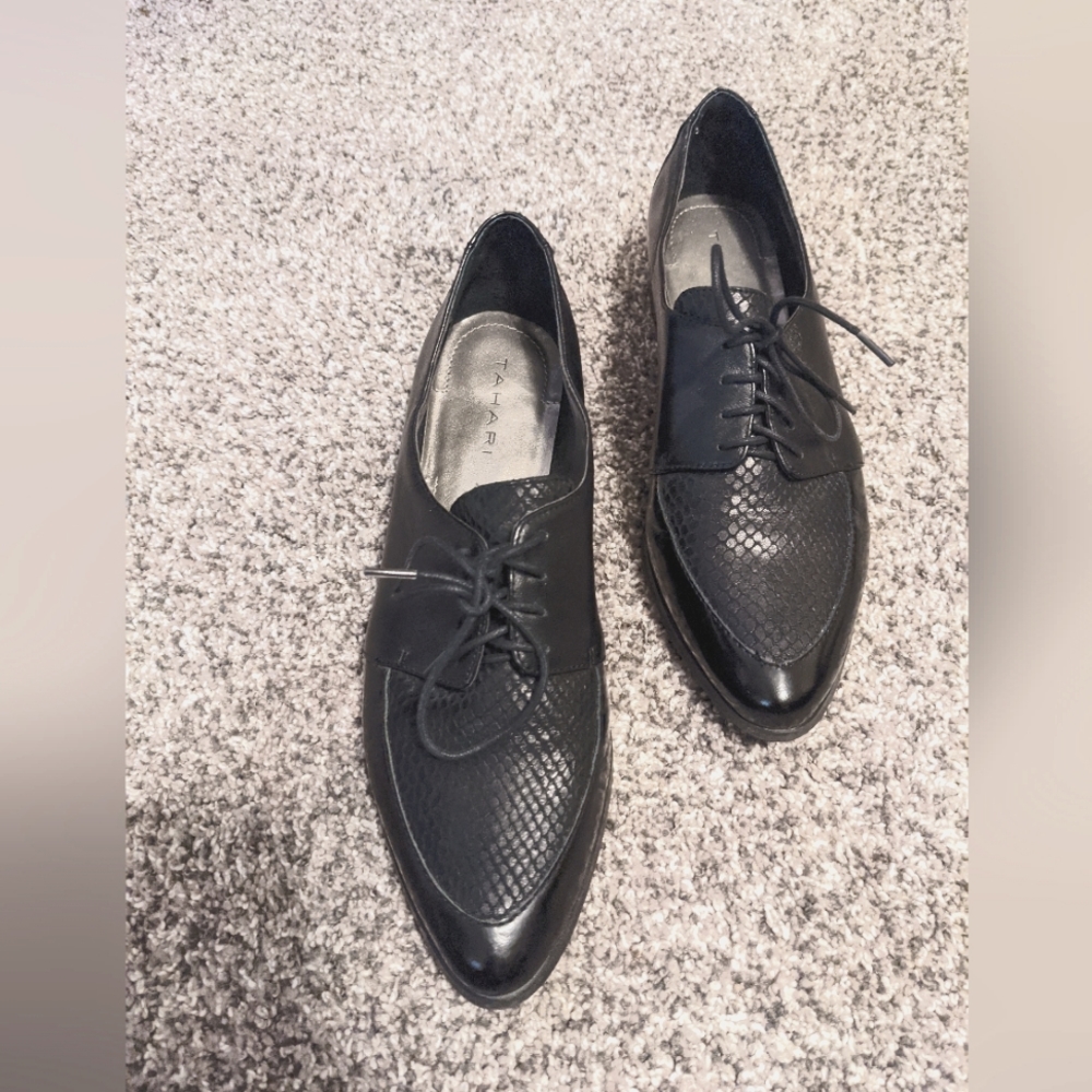 Women's size 8 Tahari Tuxedo shoes